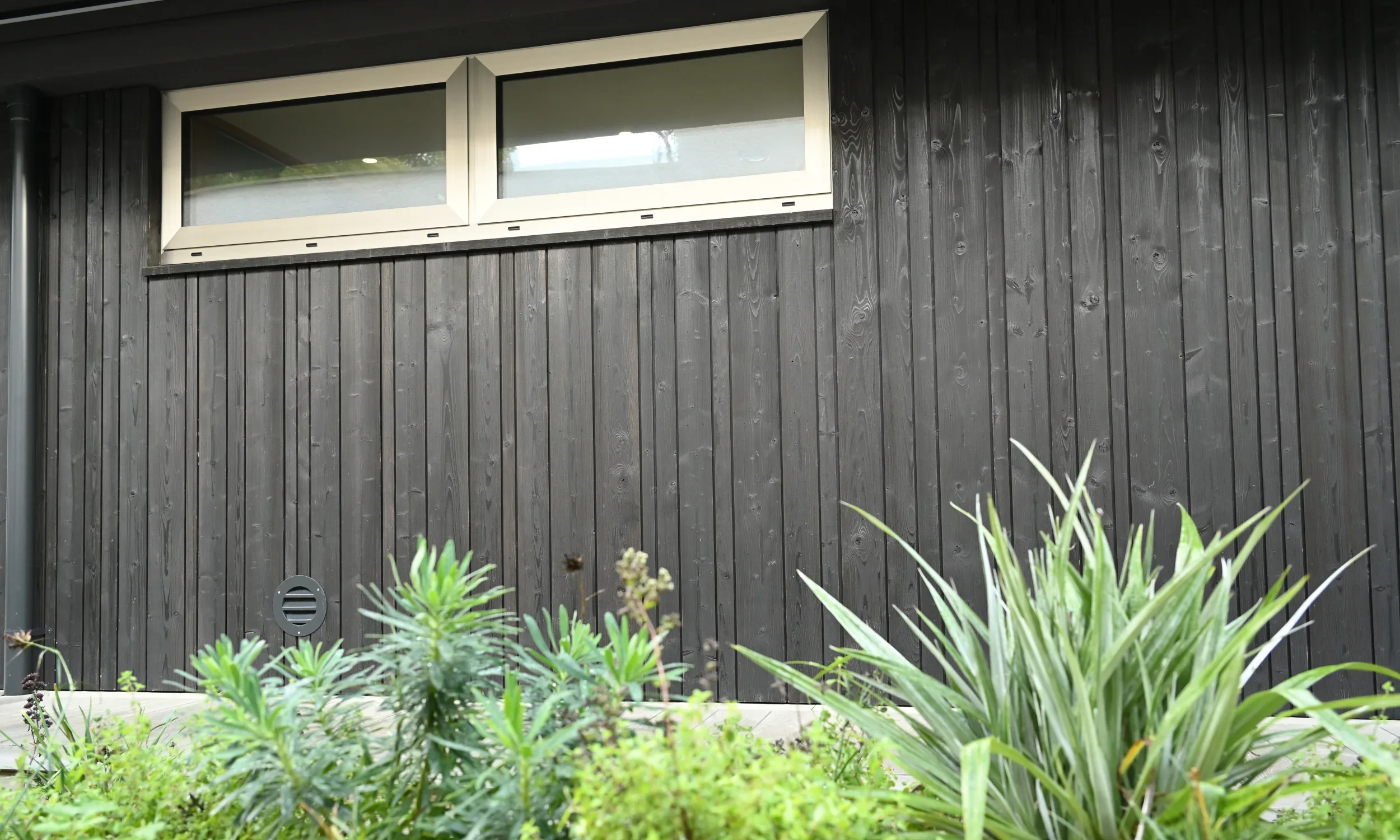 Avara™ Character Barnwood Dark Night cladding cliff house shadow profile detail