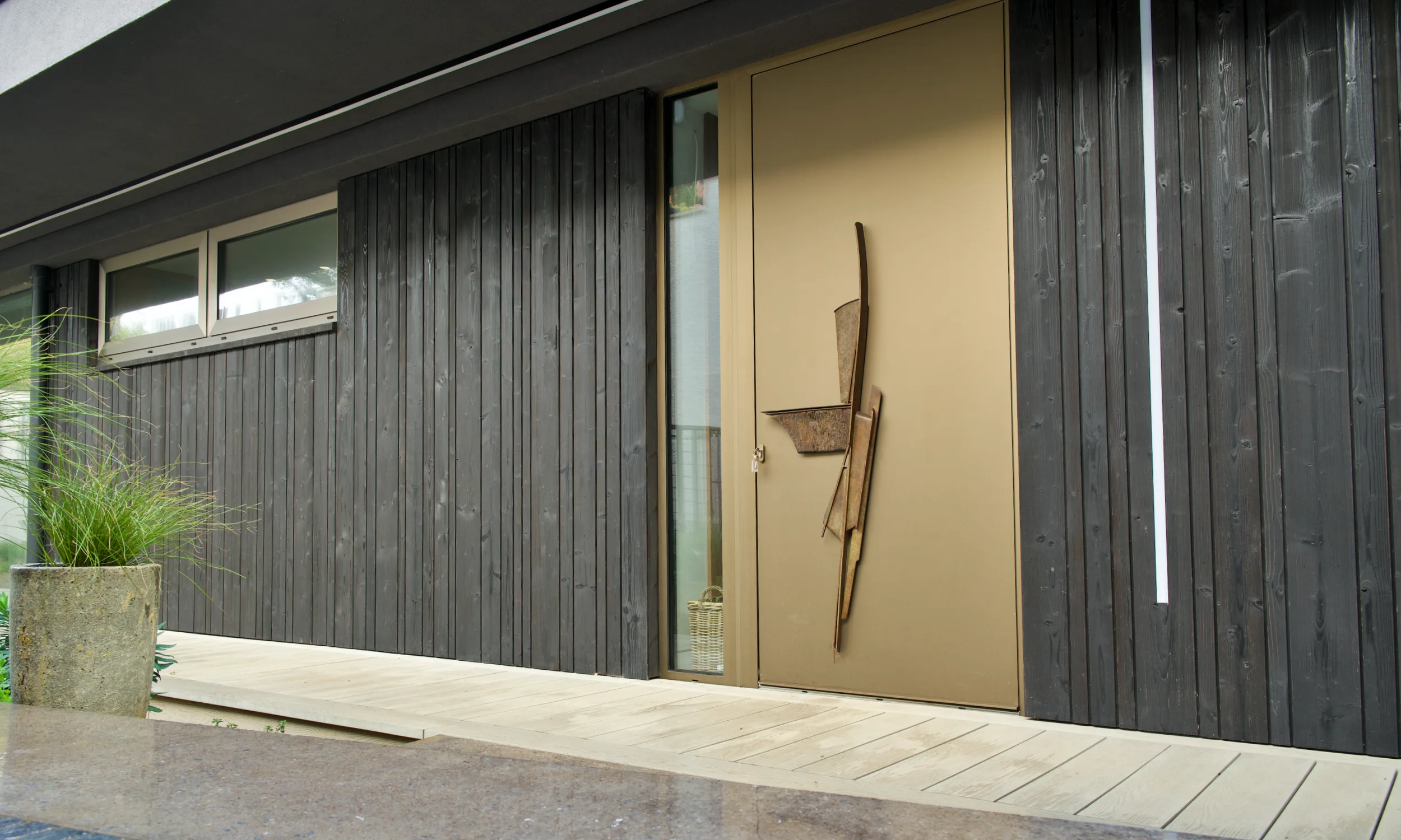 Avara™ Character Barnwood Dark Night cladding cliff house