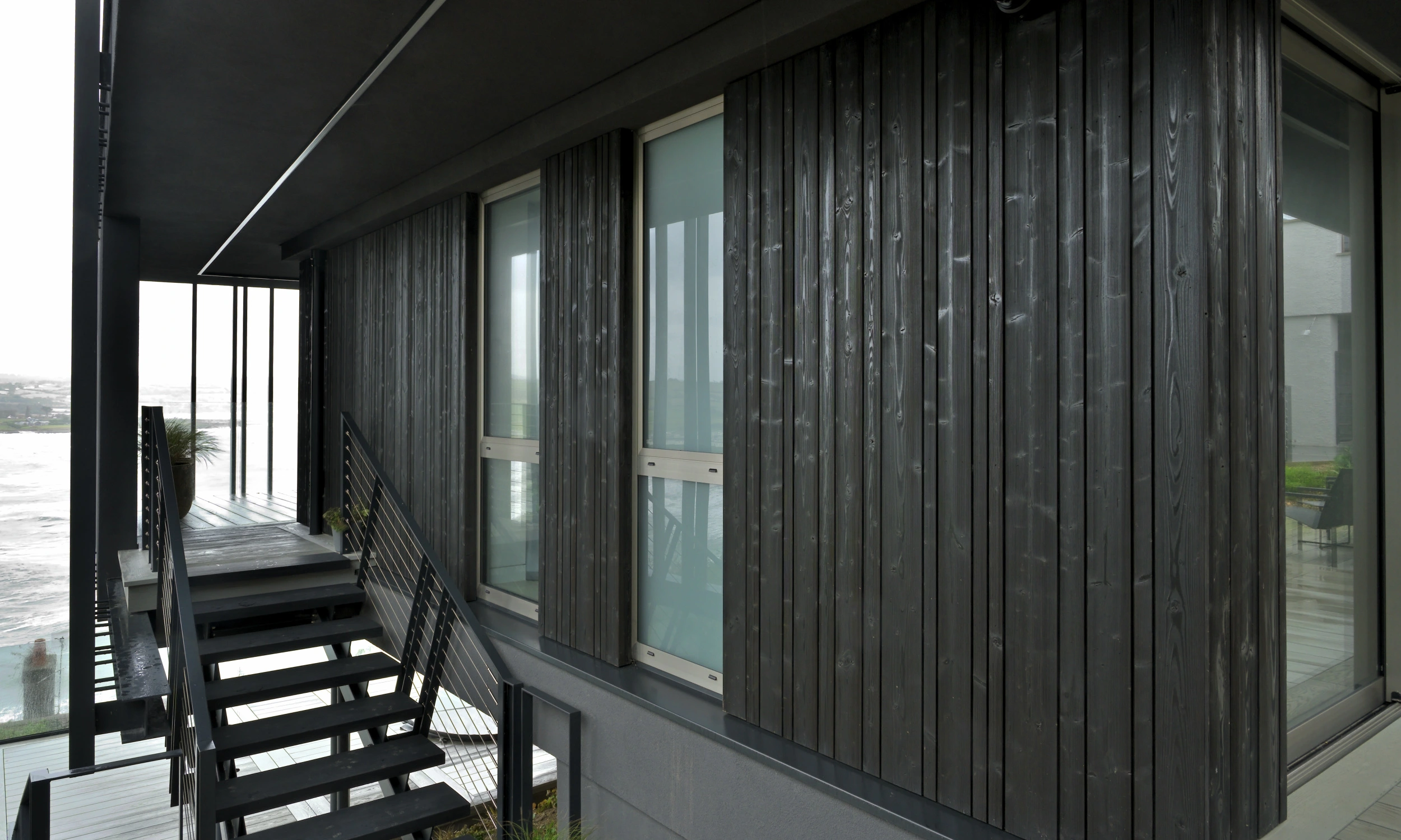 Avara™ Character Barnwood Dark Night cladding cliff house corner detail